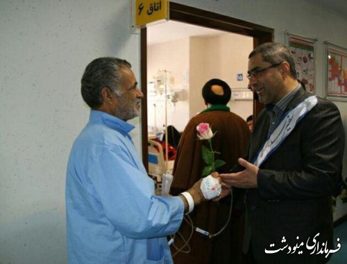 عیادت فرماندار مینودشت از پدر شهید در بیمارستان به مناسبت هفته سلامت 