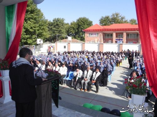 نواختن زنگ باز گشایی مدارس در روز های آغازین هفته دفاع مقدس توسط پدر شهید مدافع حرم