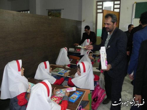 اهداء بسته های مداد رنگی و مسواک به دانش آموزان در مینودشت 