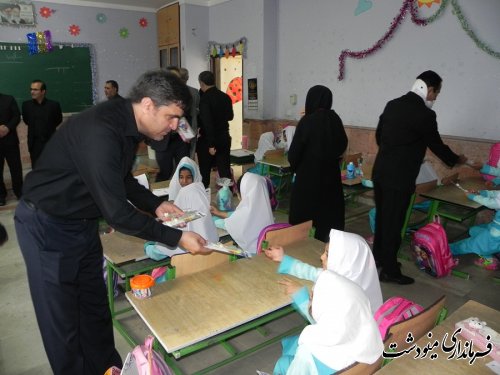 اهداء بسته های مداد رنگی و مسواک به دانش آموزان در مینودشت 