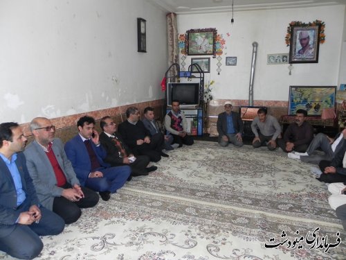 دیدار فرماندار مینودشت با خانواده شهید خدامراد ریگی در روستای املاک 