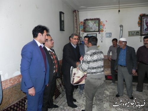 دیدار فرماندار مینودشت با خانواده شهید خدامراد ریگی در روستای املاک 
