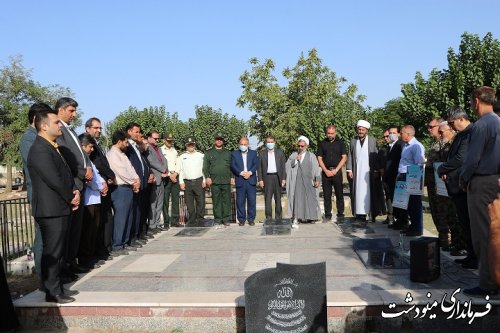 غبار روبی مزار شهدا در شهرستان مینودشت به مناسبت آغاز هفته دولت